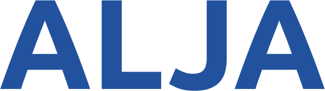 Logo słowne przedstawiające napis „ALJA” w jednolitym, intensywnie niebieskim kolorze. Litery są duże, pogrubione, bezszeryfowe i mają nowoczesny, prosty krój. Tło jest całkowicie czarne.